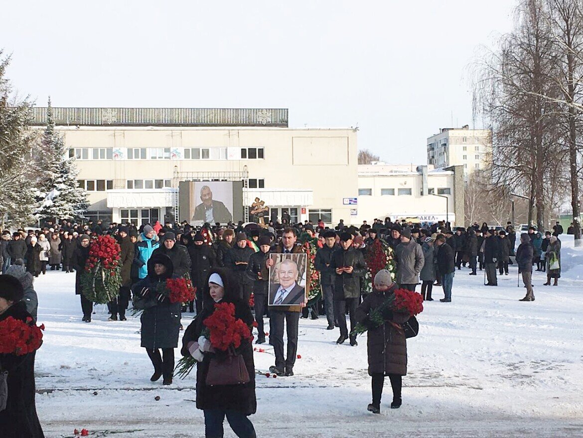 Промышленная переработка нефти исмаилов. Завод сибур тольятти. Алтай кокс заринск. Предприятия по отраслям. Промышленные предприятия.