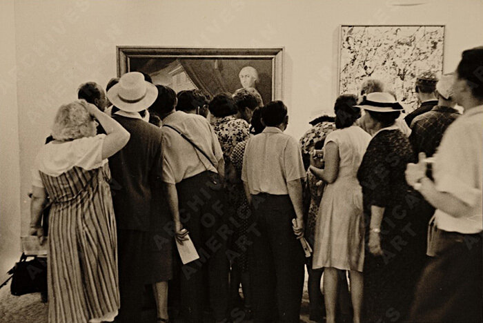 Зрители у работ Джексона Поллока на Американской национальной выставке в Москве, 1959. Источник: Archives of American Art, Smithsonian Institution