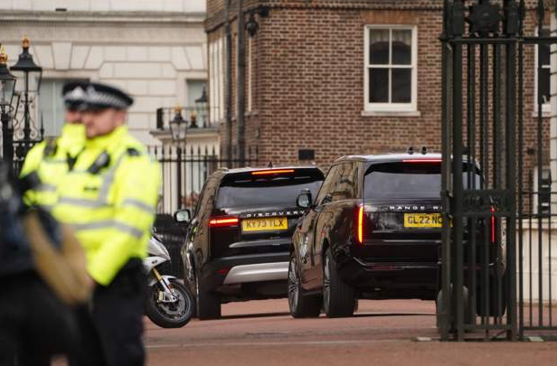 Гарри прибыл в Кларенс-хаус