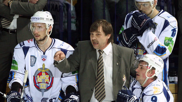 Олег Знарок со своими хоккеистами ХК МВД. Фото photo.khl.ru