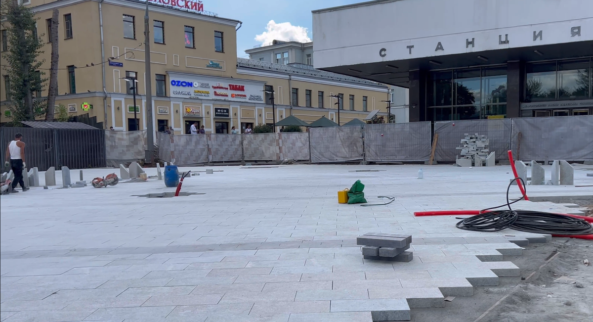Камнеобрабатывающее предприятие "Страна Гранита" осуществляло производство и поставку гранитных плит Восточно-Варламовского месторождения для благоустройства территории возле станции метро Шаболовская в г. Москве 