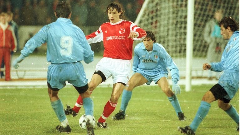 7 ноября 1990 года. Москва. «Спартак» — «Наполи» — 0:0. Пенальти — 5:3. С мячом Александр Мостовой (в центре). Фото Александр Федоров, «СЭ»