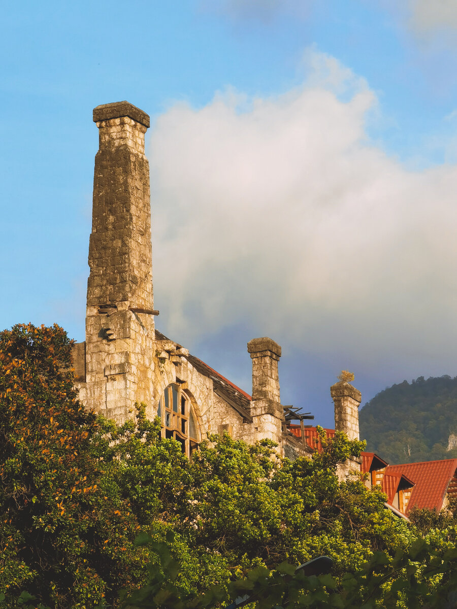 Вид на замок снизу.