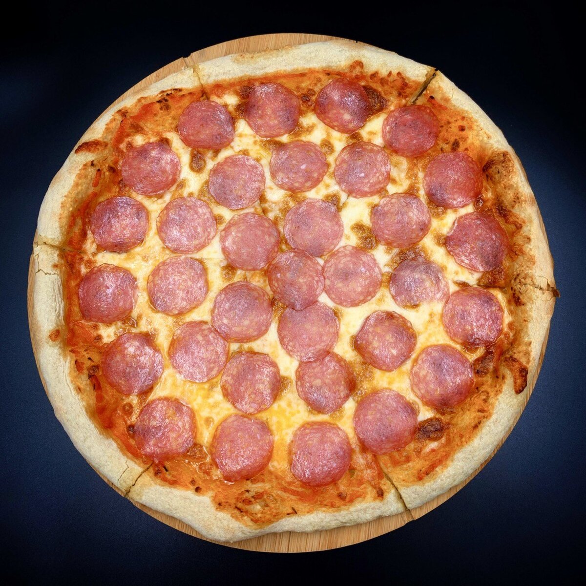 Пицца пепперони в кафе Феличита