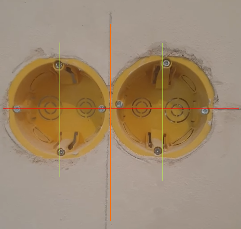Видно, что левый поставлен достаточно точно, а правый повернут вокруг центра