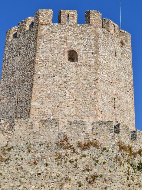 2. Примерно в такой башне события происходят🤣. Греция. Крепость Платамонас. Фото автора.