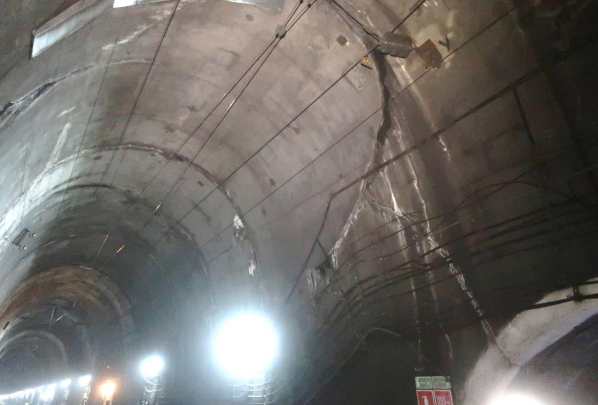 Наклонные трещины в железобетонной обделке железнодорожного тоннеля в результате землетрясения. Фото из работы https://t-s.today/PDF/01SATS121.pdf