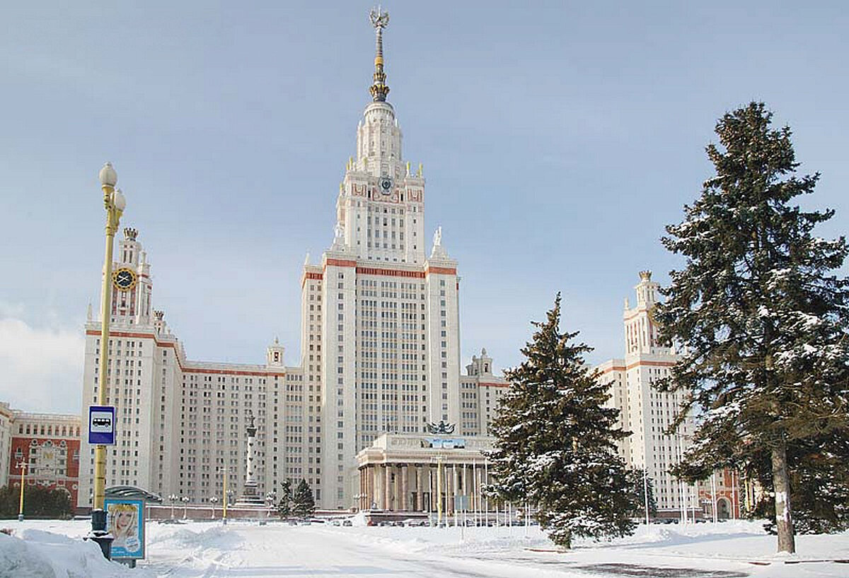 Мгу сроки. Здание МГУ. МГУ Москва зимой. МГУ Ломоносов зима. Главное здание МГУ.