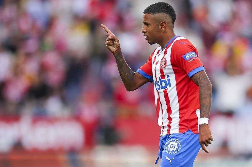 Савио Морейра летом может перейти в «Манчестер Сити».

 По словам Фабрицио Романо, "Сити" согласился купить полузащитника, который играет на правах аренды в "Жироне", но на самом деле принадлежит "Трюи".  Документы будут рассмотрены в ближайшие дни.

 Другие английские клубы, немецкие команды также пытались заполучить Савио.

 Как и «Манчестер Сити», «Жирона» и «Труа» входят в состав городской футбольной группы.

 В этом сезоне 19-летний бразилец забил 5 голов и сделал 7 результативных передач в 23 матчах Ла Лиги.  Его считают лучшим помощником своей команды.
