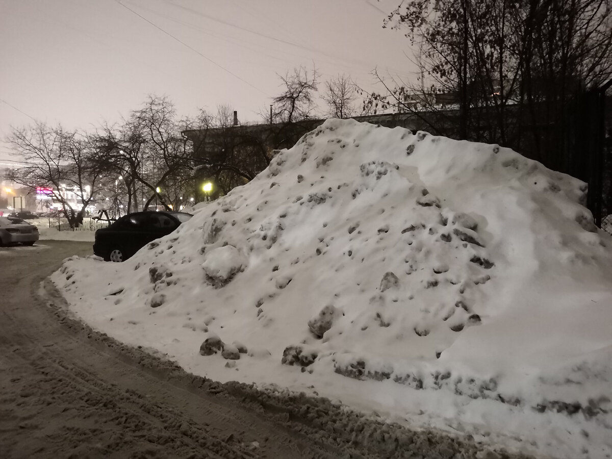 светлая ночь и гора снега возле дома)