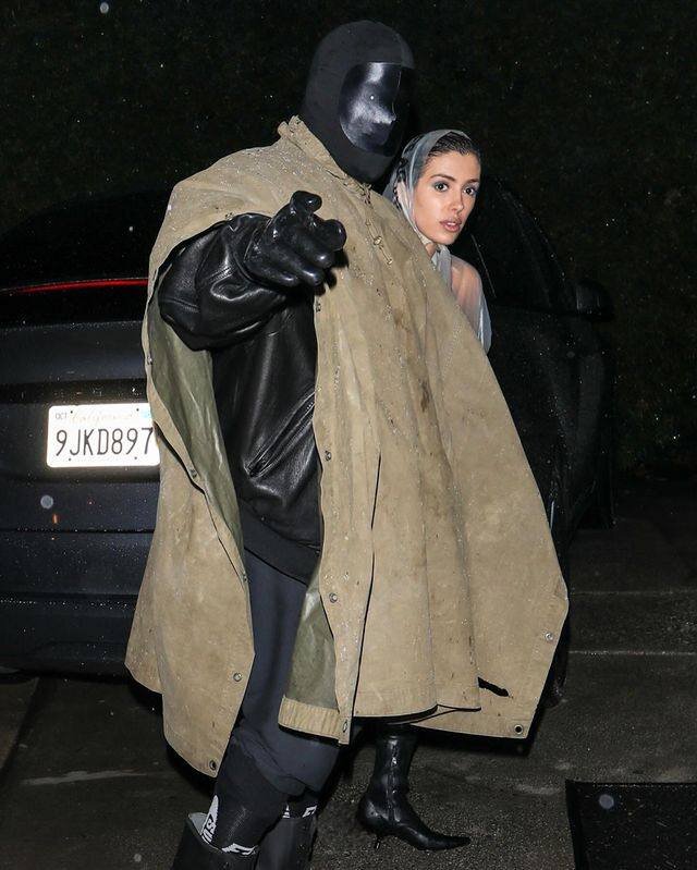 Бьянку Цензори и Канье Уэста снова засняли в уже ожидаемом, но всё же удивительном виде. Листайте карусель и оцените наряды семейства. 