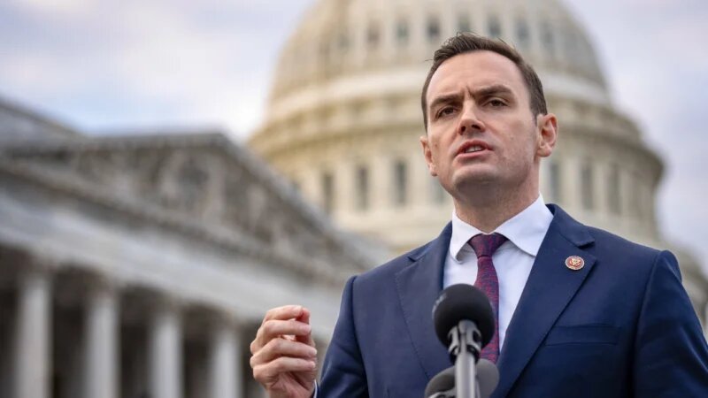 Председатель Специального комитета Палаты представителей по Китаю член Палаты представителей Майк Галлахер (республиканец от штата Висконсин) выступает с речью по случаю годовщины движения «Белых листов» в Китае вместе с группой студентов и китайских демократических активистов возле Капитолия США в Вашингтон, 29 ноября 2023 г. (Drew Angerer/Getty Images)