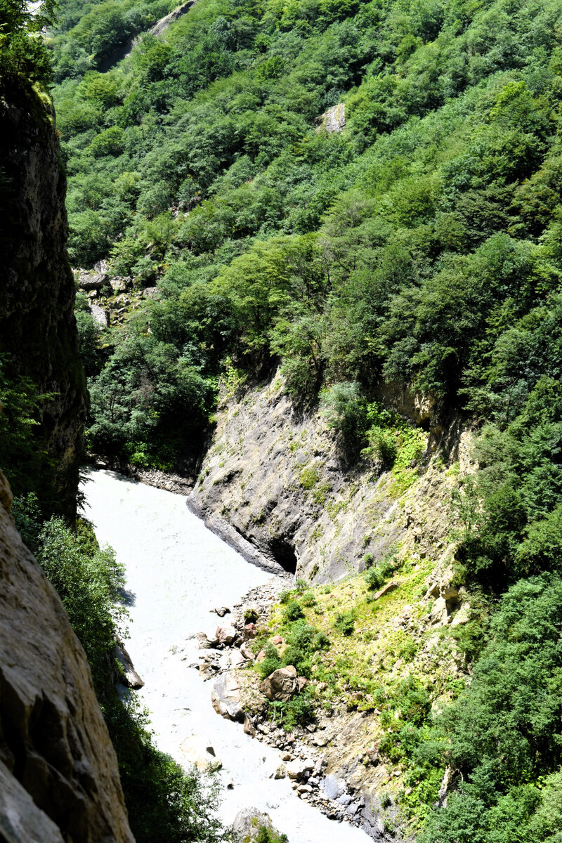 Ущелье. Ущелье. Тритоновое ущелье в лазаревском. Два ущелья. Два ущелья.