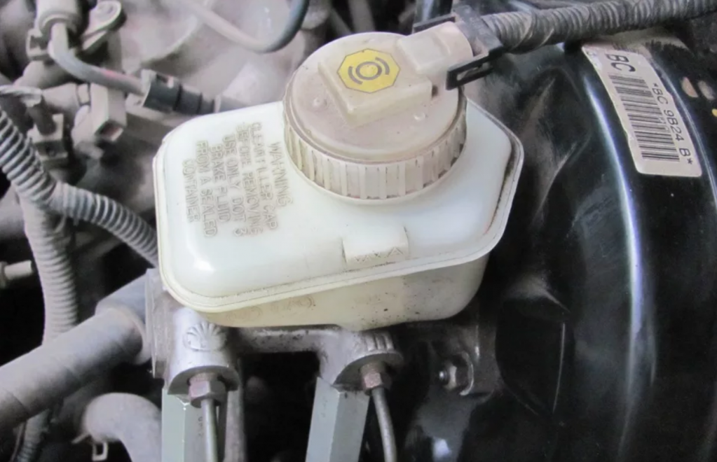 Как правило емкость с тормозной жидкостью находится на вакуумном усилителе тормозов.