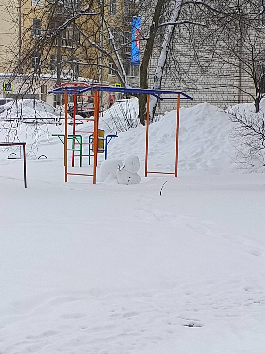 Снеговика видите? Даже он сломался 😔