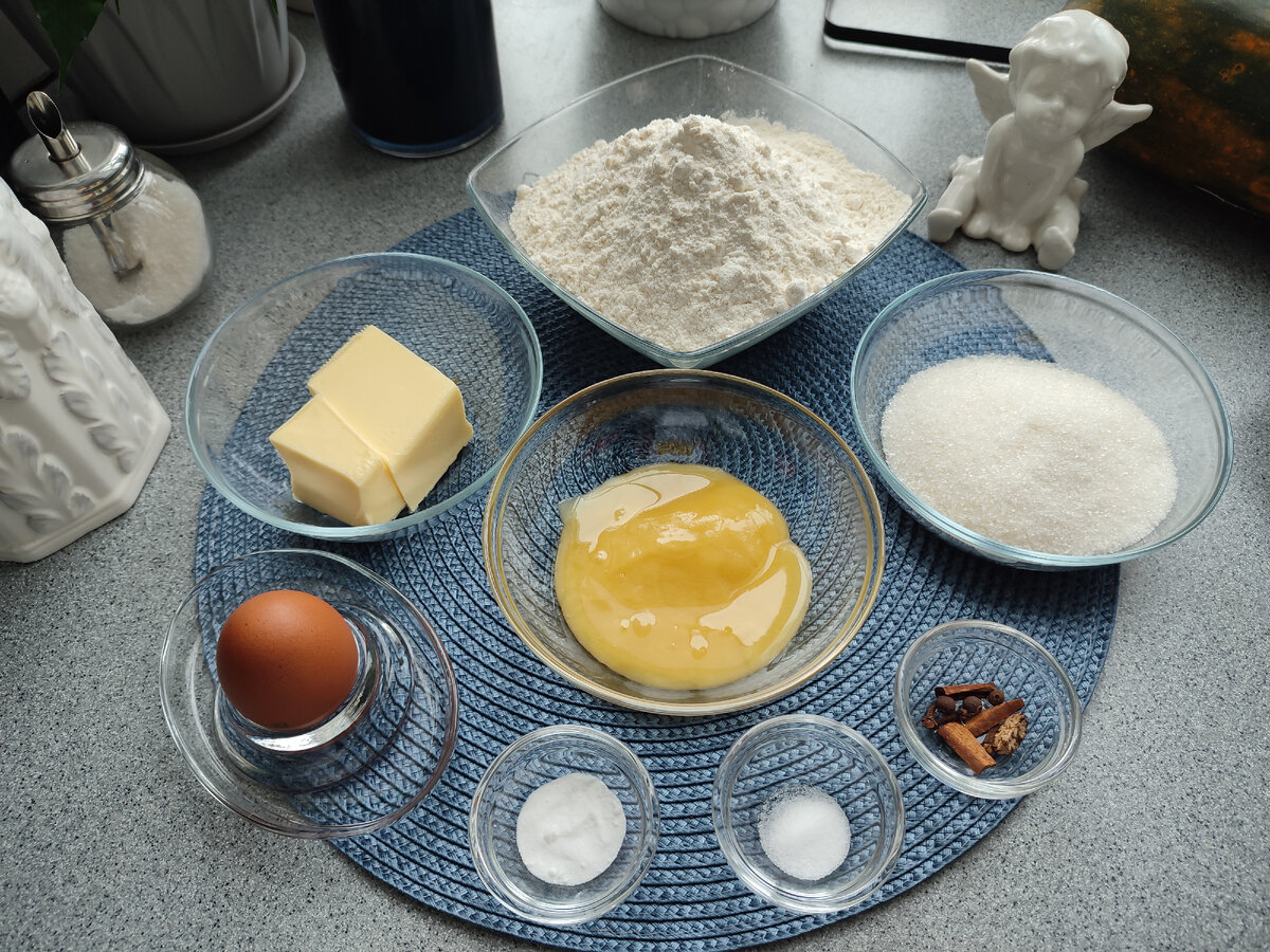 Продукты для пряников нужны самые обычные.