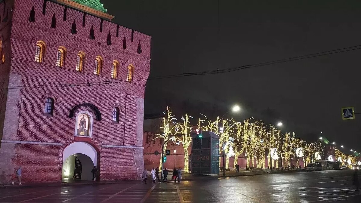     Временный ремонт брусчатки выполнили около кремля в Нижнем Новгороде. Покрытие было обновлено рядом с входом в Дмитриевскую башню. Эту информацию NewsNN предоставили в управлении делами регионального правительства.