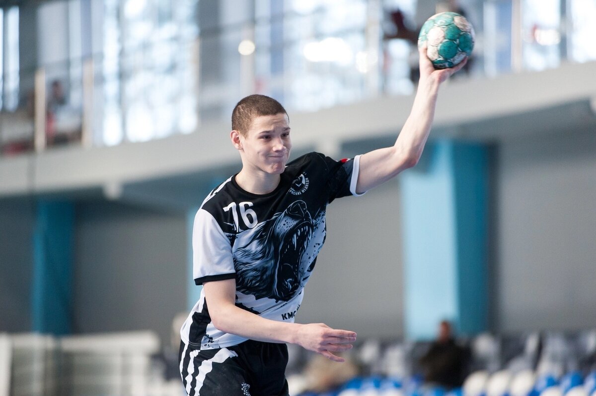 17-летний талант Андрей Волхонский лихо ворвался во взрослый гандбол