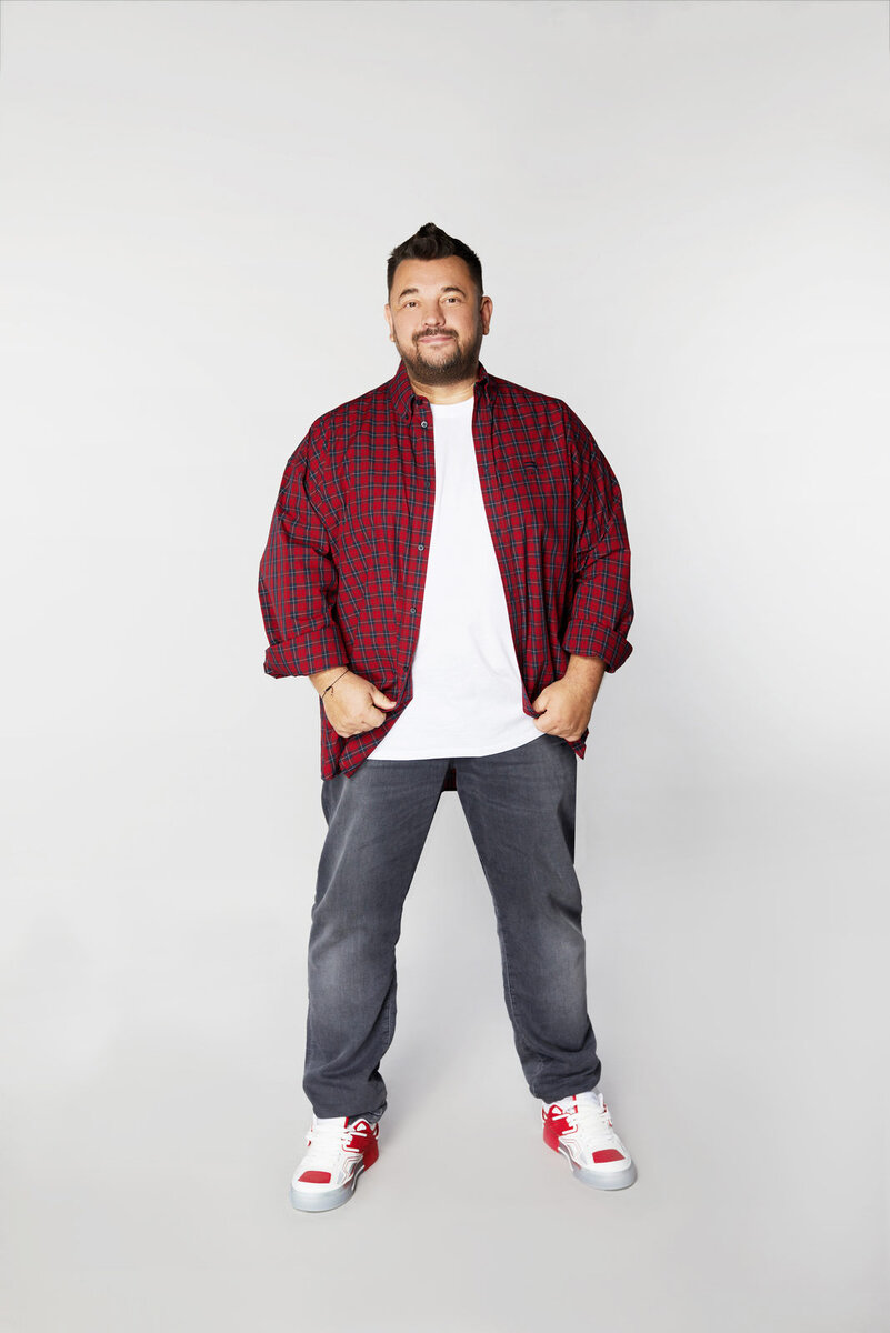 Человек в воздухе. Проект вверх. Подъем по лестнице. Растяжка спины на турнике. График вверх.