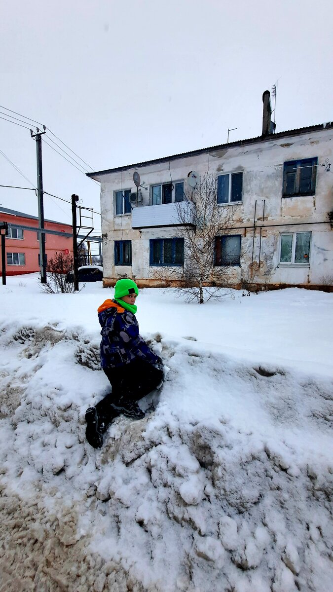 Вчера после работы с Семёном на улице немного побыла, тепло было) 