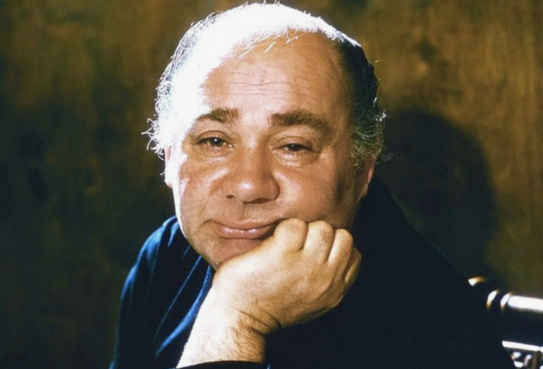 Евгений Павлович Леонов (1926-1994) был известным советским и российским актёром театра и кино, народным артистом СССР (1976). Его талант и харизма сделали его одним из самых ярких представителей советской кинематографии и театра.