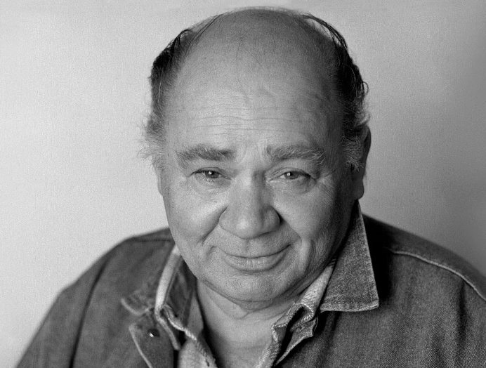 Популярные роли: Его роли в кино и театре стали легендарными. Одна из самых запоминающихся ролей - роль шофёра Ивана Ивановича в фильме "Джентльмены удачи" (1971) и роль Кота Матроскина в мультфильме "Простоквашино".