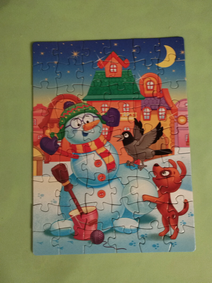 Паззл из новогодних подарков, собранный Любой.