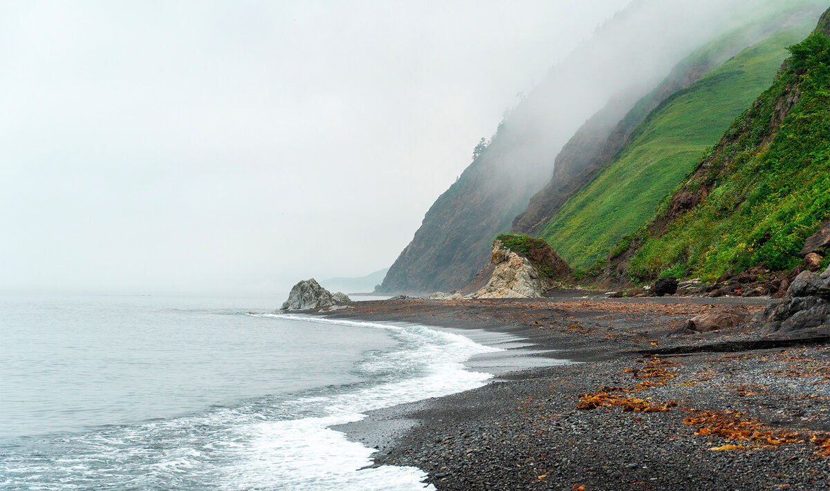 Погода на острове меняется каждый час, легко собрать все природные явления от густого тумана и ливня до жары с безоблачным небом.Фото: Anastasiia Meshcheriakova / Shutterstock.com 
