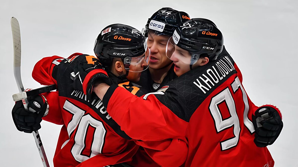     Нападающий Рид Буше оформил в матче хет-трик, после чего на лед G-Drive Арены полетели кепки болельщиков.