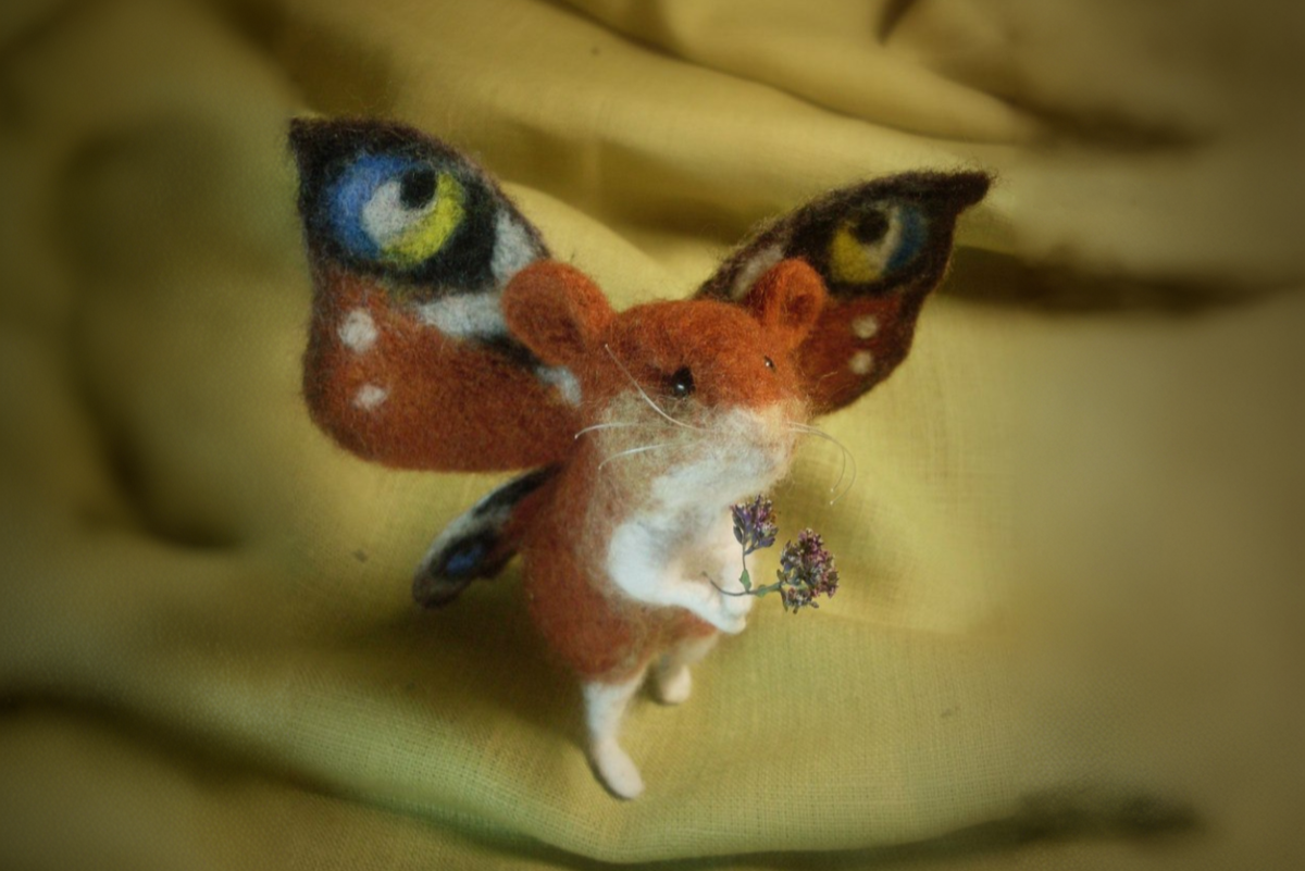 Моя летучая мышь, выполненная в технике сухого валяния. Рисунок на крыльях подчёркнут с помощью тонировки сухой пастелью.