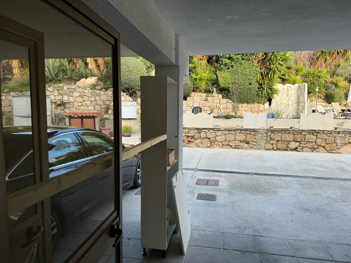 В простенок вставил шкаф