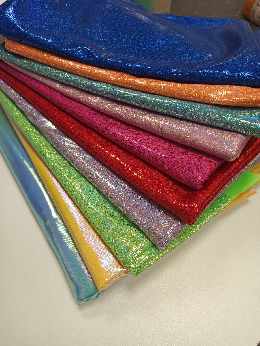 Чтобы составить понятное описание, рассматриваю и «щупаю» образцы тканей. 