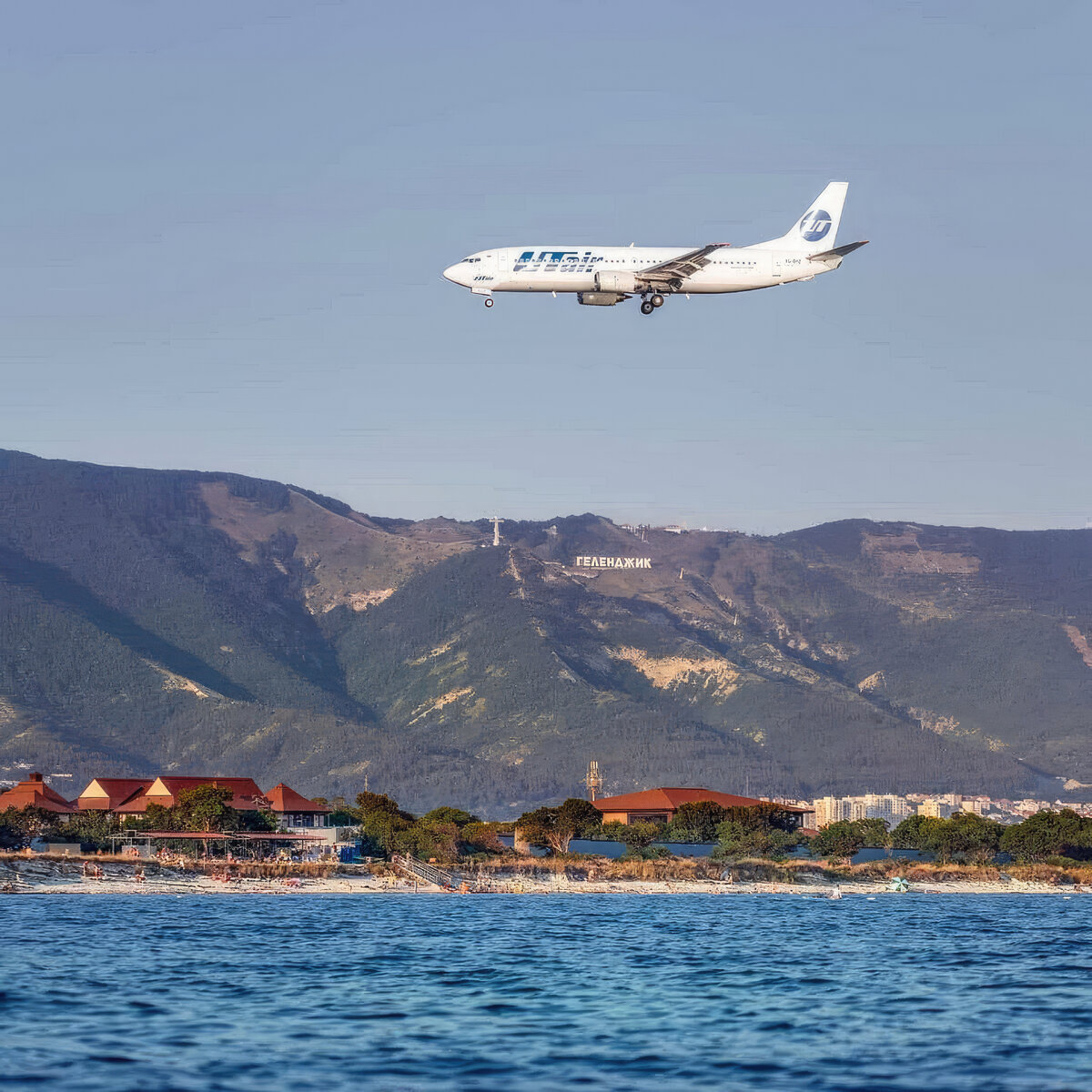 © Гостевой дом "Глориос" | "Геленджик" - самая большая надпись в мире! Её видно даже из космоса. Красивая, современная светящаяся конструкция установлена на склоне Мархотхского хребта в начале 2021 года. Длина надписи составляет 100 метров, а высота букв 20 метров.