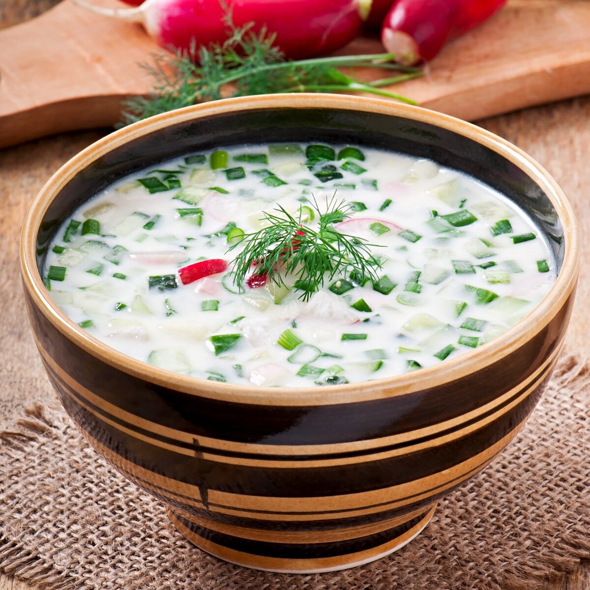 Окрошка на кефире. Армянская окрошка. Холодный суп русской кухни. Окрошка на айране.