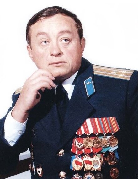 На фото: автор статьи, Владимир Петрович Петров. В должности комбата парашютно-десантного батальона участвовал в 30 боевых операциях по ликвидации крупных группировок моджахедов. Обеспечивал прикрытие вывода сов. войск из Республики Афганистан. Награжден 7 боевыми орденами. 