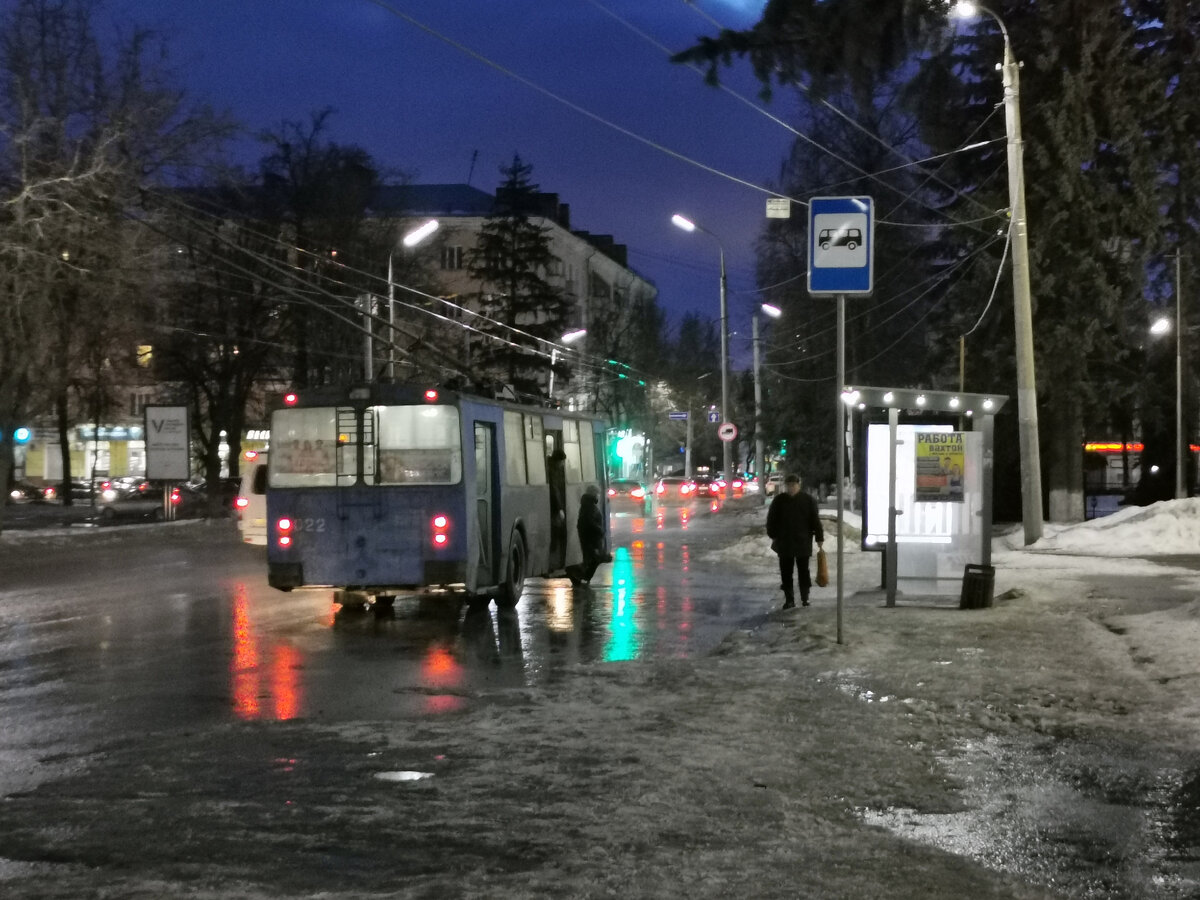 Троллейбус 022 ЗиУ-682Г на Октябрьской улице на остановке "Музей изобразительных искусств". Маршрут № 6.