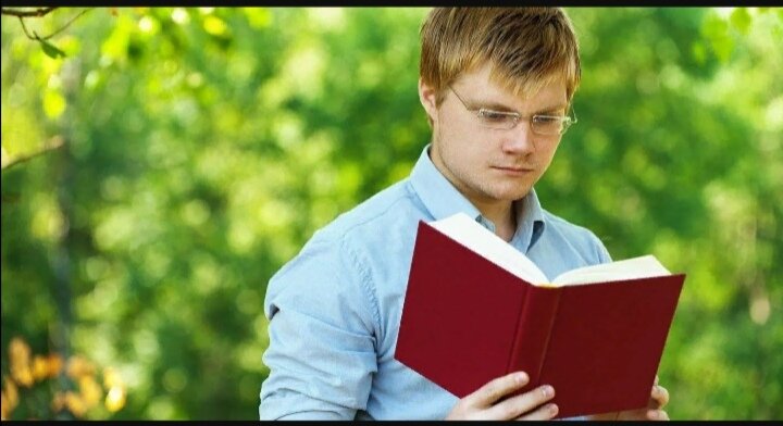 Студент с книгой. Фото из интернета 