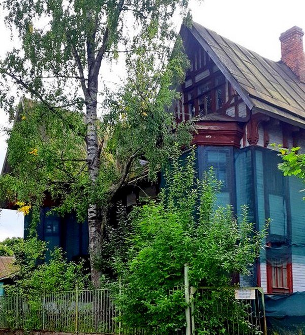 Дом сестёр Крестовоздвиженской общины в Екатерининском переулке, в котором в 1960-х годах находилась детская поликлиника Ломоносова /фото из личного архива/