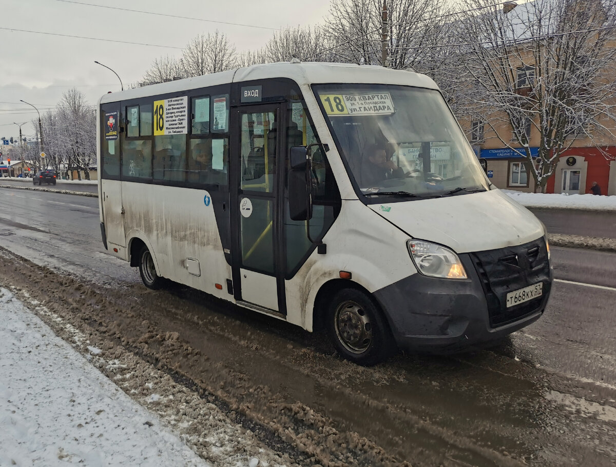 Автобус ГАЗ-A64R45 на маршруте № 18 на Комсомольской улице.