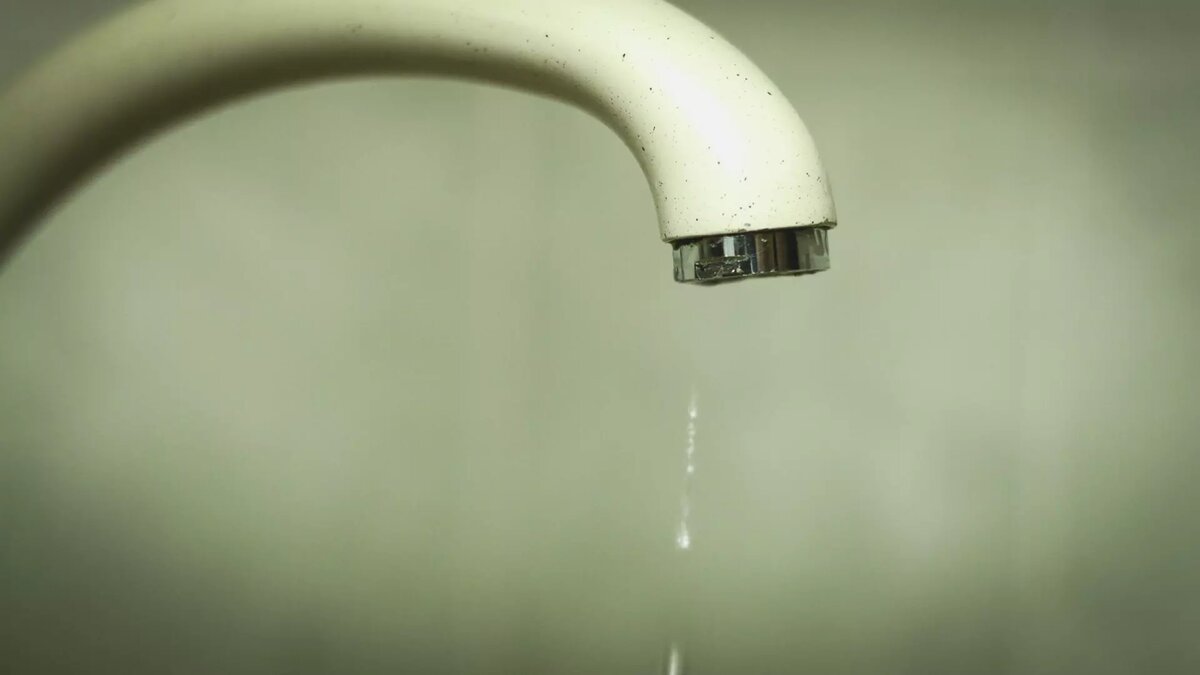     Жители Чистополя в очередной раз массово сидят без воды. Местные власти заявляют о низком уровне воды, а жители даже не могут помыться.