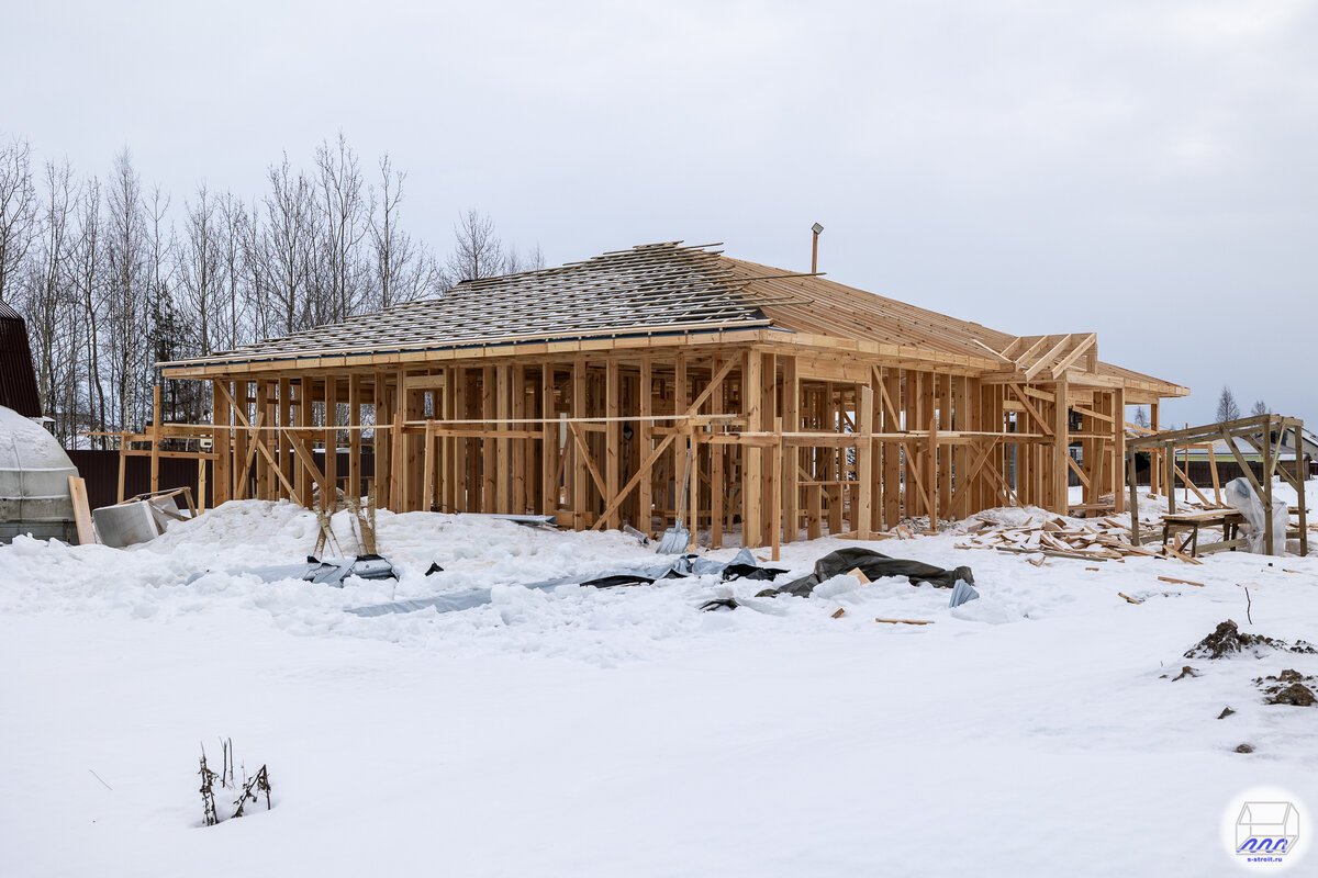 Прямо сейчас идёт строительство одноэтажного каркасного дома на утеплённой шведской плите в Коккорево, неподалёку от берега Ладожского озера.