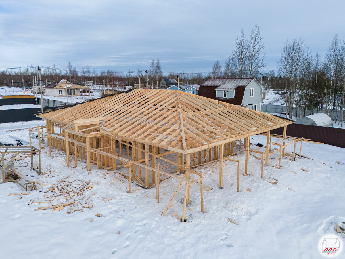 Прямо сейчас идёт строительство одноэтажного каркасного дома на утеплённой шведской плите в Коккорево, неподалёку от берега Ладожского озера.-2