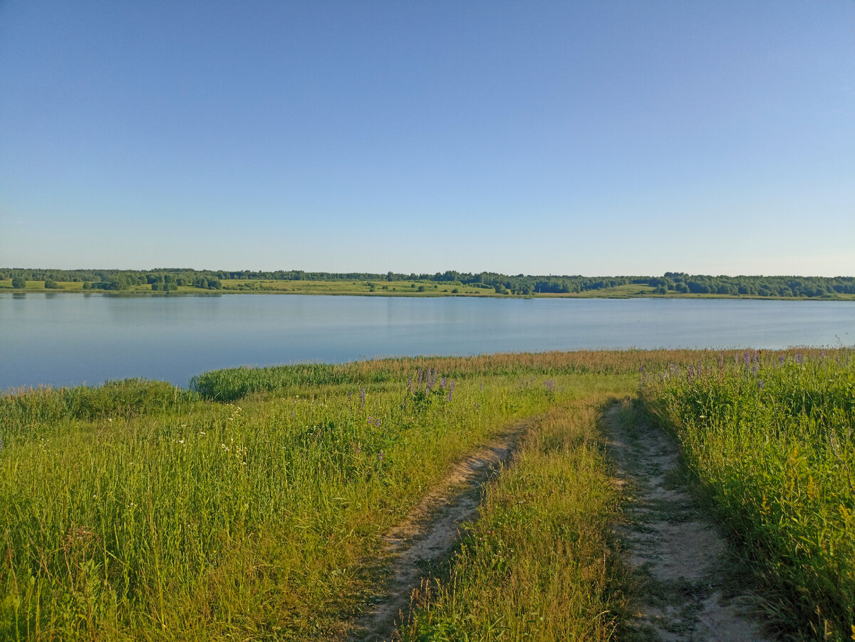 Дорога у озера Муханино