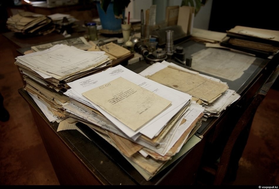 20 век архивы. Советские исторические архивы. Бумаги на столе. Архив старые документы. Исторические документы.