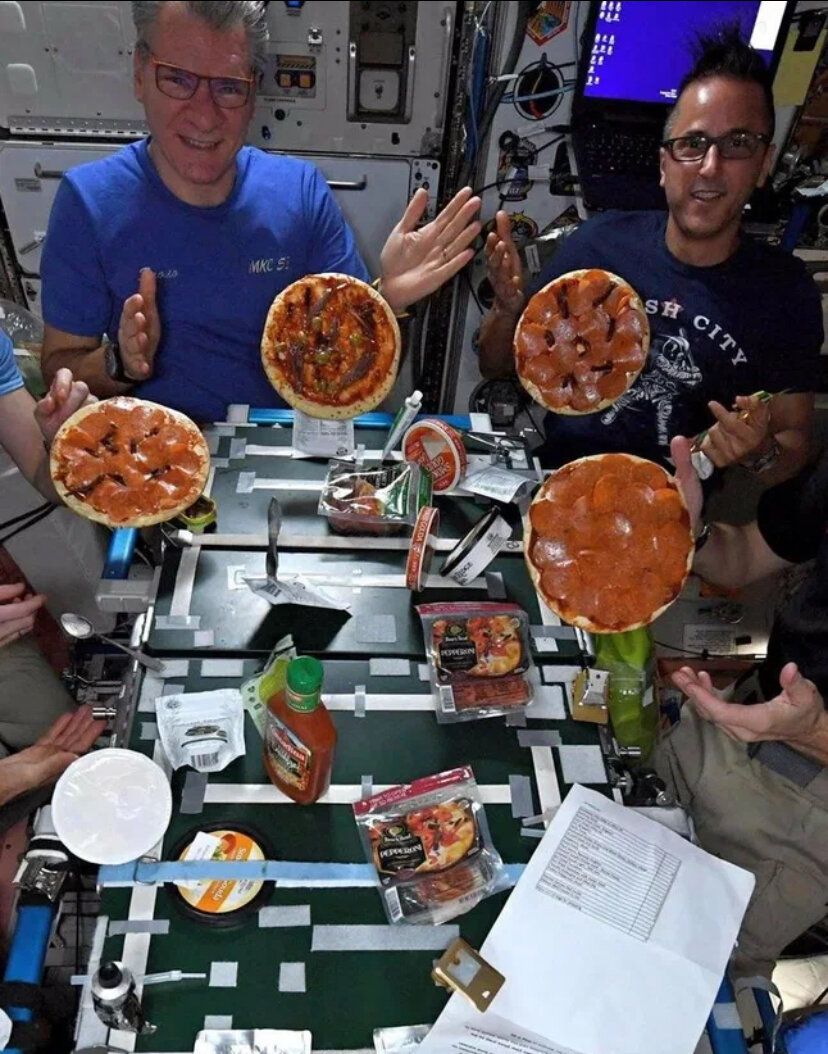 Что можно есть в космосе. Обед в космосе. Пицца на МКС. Еда Космонавтов в космосе. Еда Космонавтов на МКС.