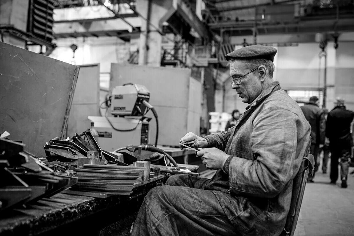 Именно обычный «работяга» должен всю свою жизнь горбатиться у станка, чтобы до конца своих дней получать ежемесячную «роскошную» выплату в 13-17 тысяч рублей.