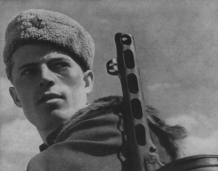 Советский солдат с автоматом ППШ