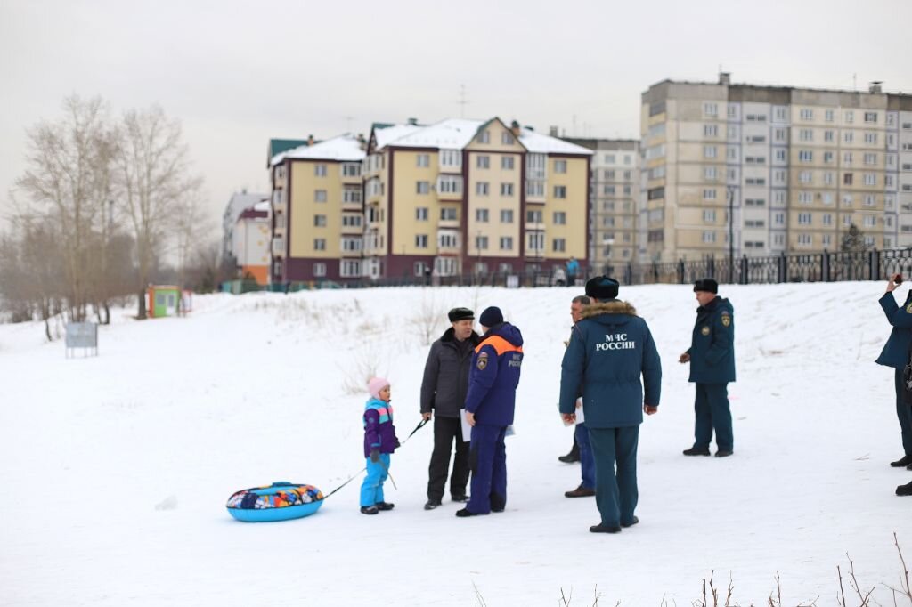     Дети. Горки. район ТЦ "Ривьера".Сергей Кулыгин, «Бийский рабочий»