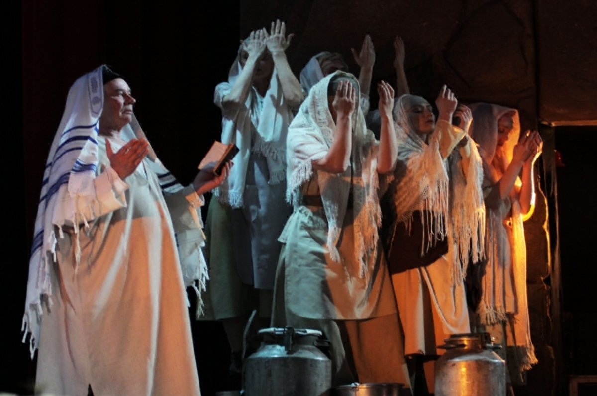    Дочери идут под венец по любви.