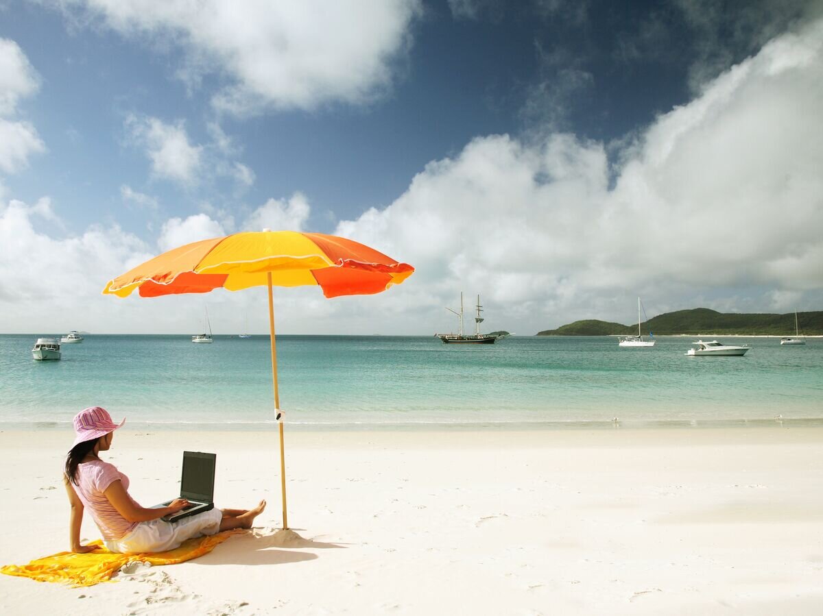    Девушка с ноутбуком на пляже© Fotolia / Creativa Images